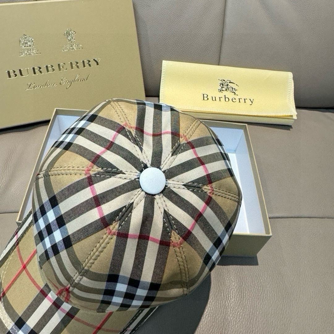 
新款出货
配盒子布袋Burberry（巴宝莉）原单棒球帽， 专柜热卖款，经典格子，11开模订制，帆布面