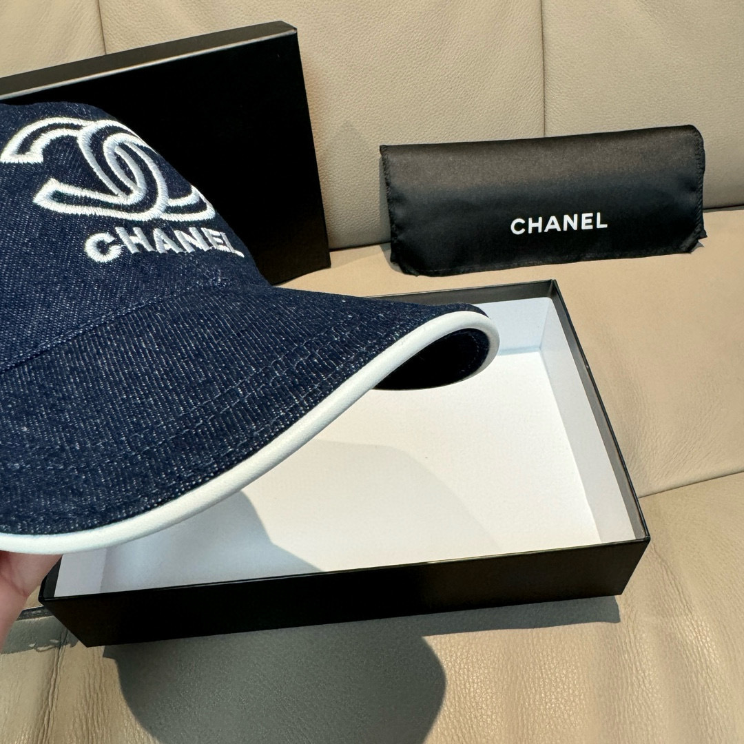 
配盒子布袋，Chanel(香奈儿)新款原单棒球帽， 牛仔双C刺绣,专柜11开模订制，原版牛仔布料+头层