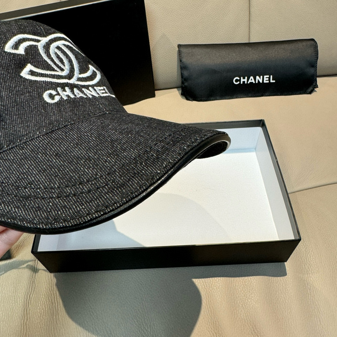 
配盒子布袋，Chanel(香奈儿)新款原单棒球帽， 牛仔双C刺绣,专柜11开模订制，原版牛仔布料+头层
