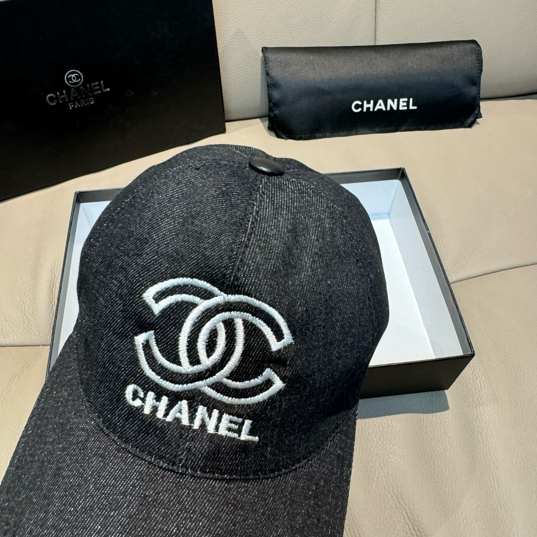 
配盒子布袋，Chanel(香奈儿)新款原单棒球帽， 牛仔双C刺绣,专柜11开模订制，原版牛仔布料+头层
