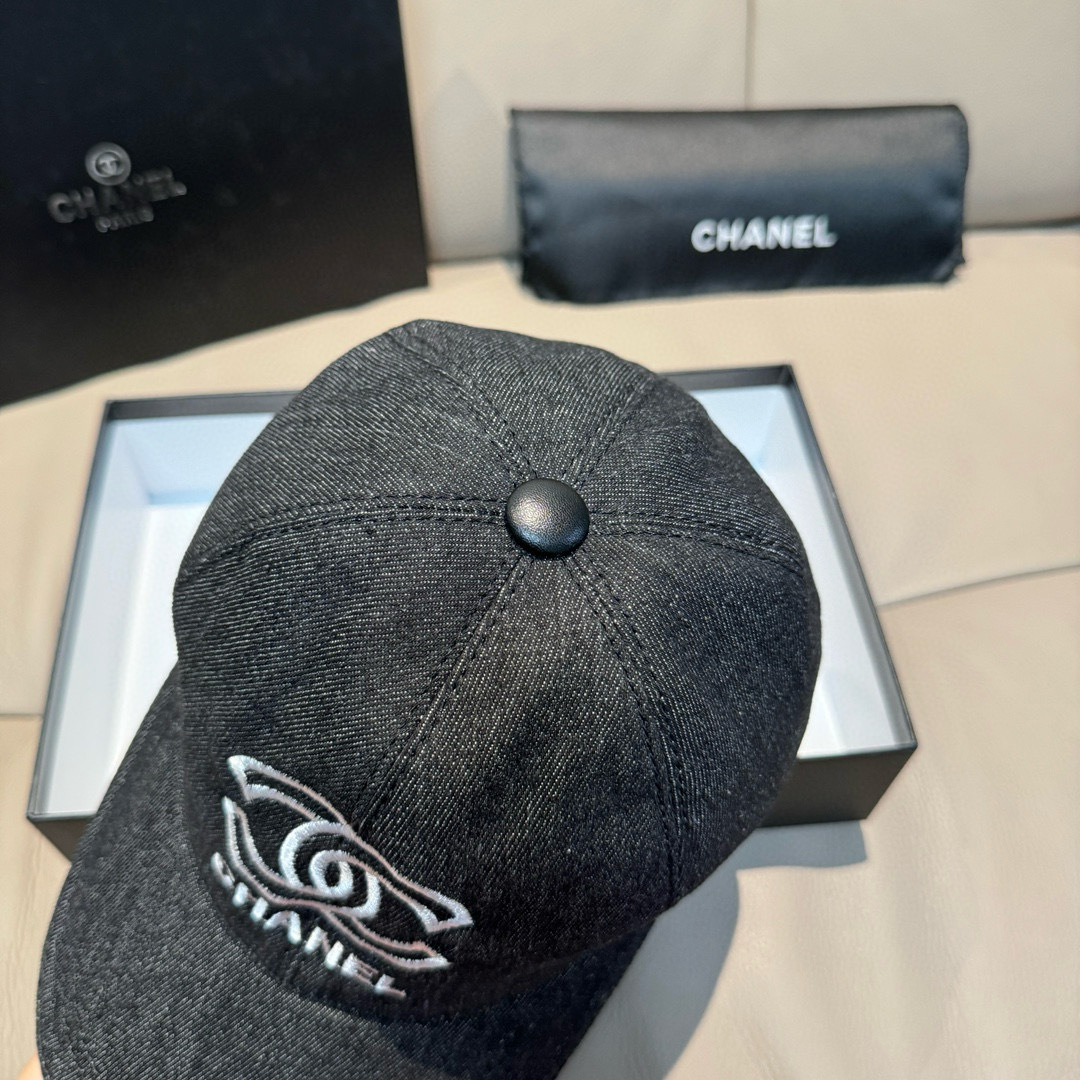 
配盒子布袋，Chanel(香奈儿)新款原单棒球帽， 牛仔双C刺绣,专柜11开模订制，原版牛仔布料+头层
