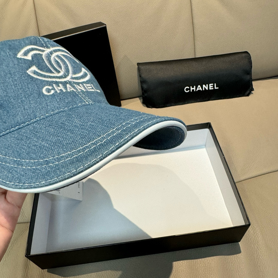 
配盒子布袋，Chanel(香奈儿)新款原单棒球帽， 牛仔双C刺绣,专柜11开模订制，原版牛仔布料+头层