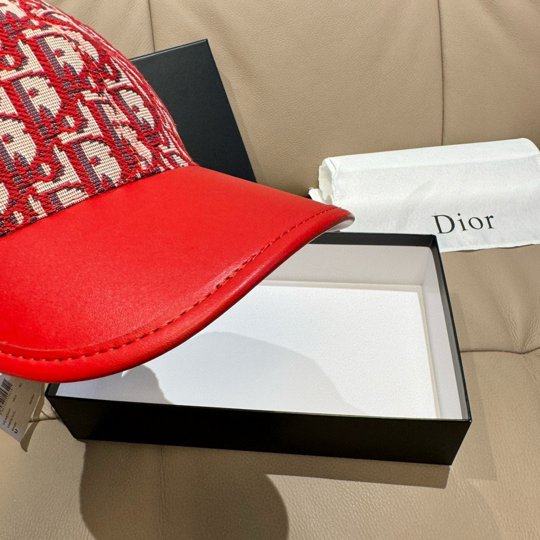 
配盒子布袋，Dior(迪奥)新款原单棒球帽， Dior老花拼皮，复古韵味十足，专柜热门新款，11开模订