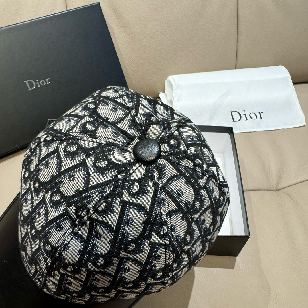 
配盒子布袋，Dior(迪奥)新款原单棒球帽， Dior老花拼皮，复古韵味十足，专柜热门新款，11开模订