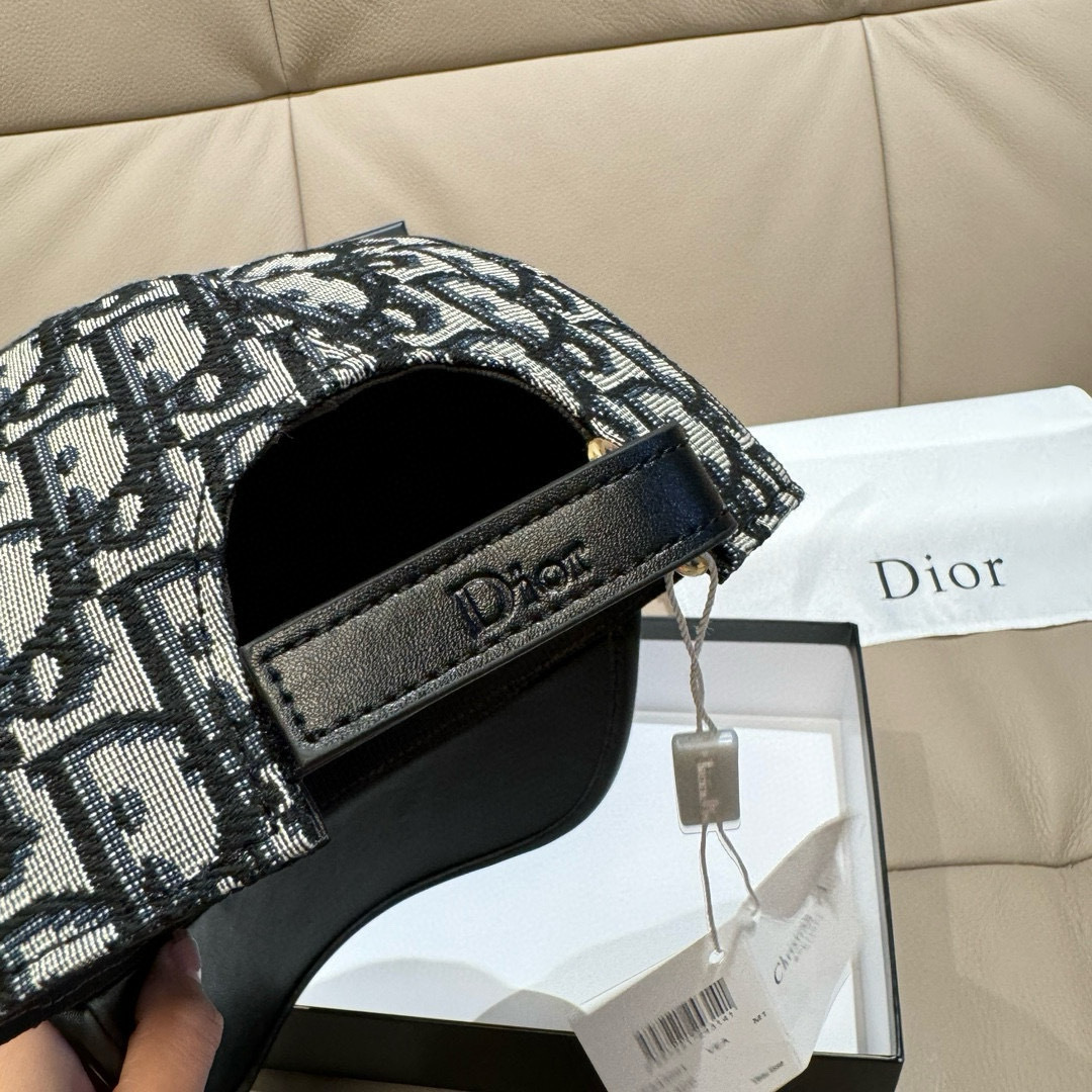 
配盒子布袋，Dior(迪奥)新款原单棒球帽， Dior老花拼皮，复古韵味十足，专柜热门新款，11开模订