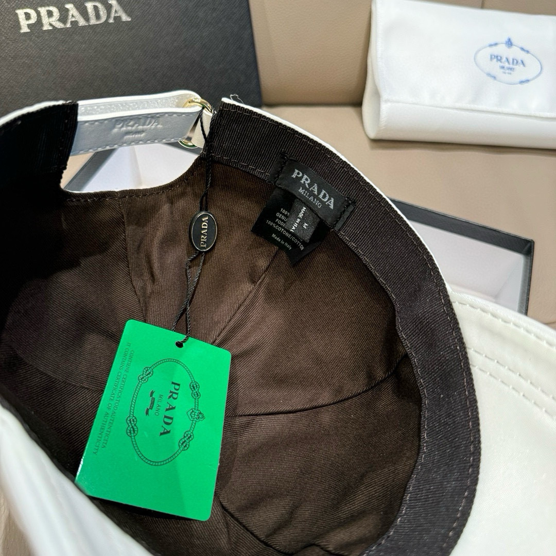 
火爆倒三角四色出货！
配盒子布袋，Prada(普拉达)经典原单棒球帽， 经典倒三角金属logo，专柜1