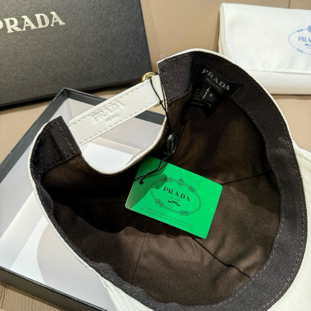 
火爆倒三角四色出货！
配盒子布袋，Prada(普拉达)经典原单棒球帽， 经典倒三角金属logo，专柜1
