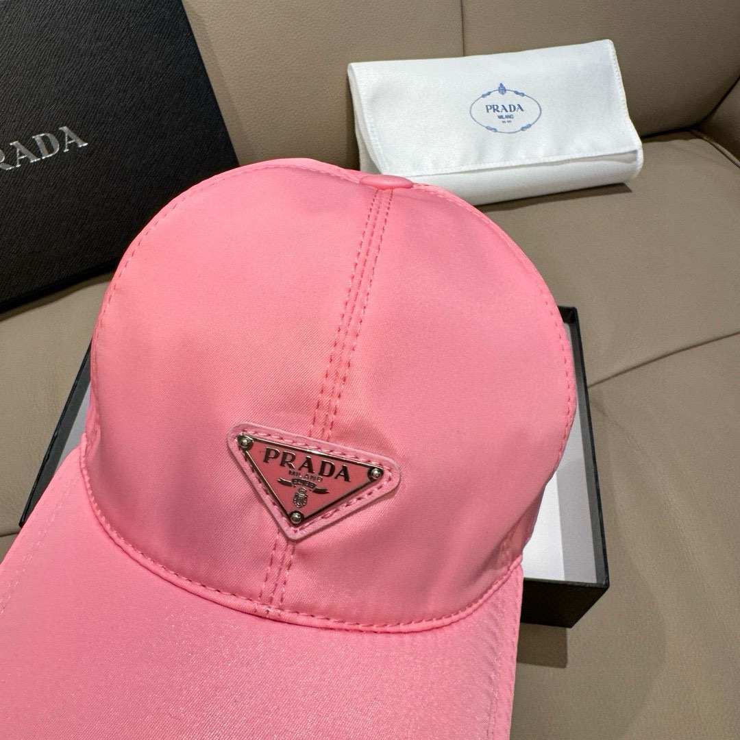 
火爆倒三角四色出货！
配盒子布袋，Prada(普拉达)经典原单棒球帽， 经典倒三角金属logo，专柜1