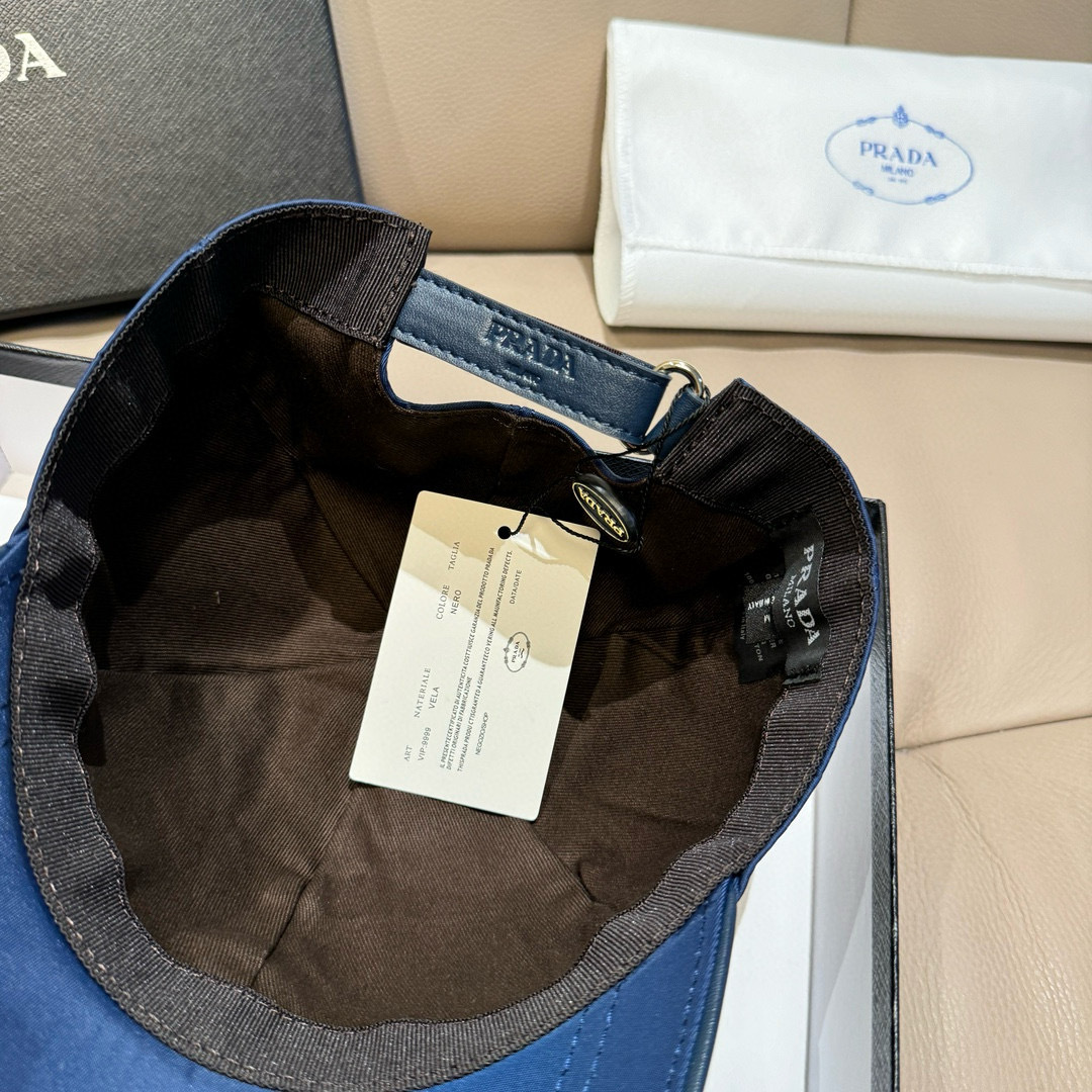
火爆倒三角四色出货！
配盒子布袋，Prada(普拉达)经典原单棒球帽， 经典倒三角金属logo，专柜1