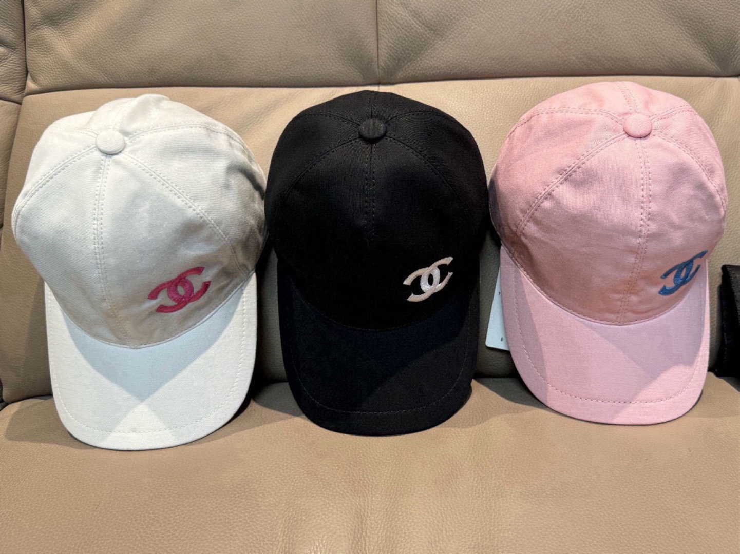
配盒子布袋，Chanel（香奈儿）专柜新款原单棒球帽，11开模订制，立体刺绣，精致无暇！100%纯棉面