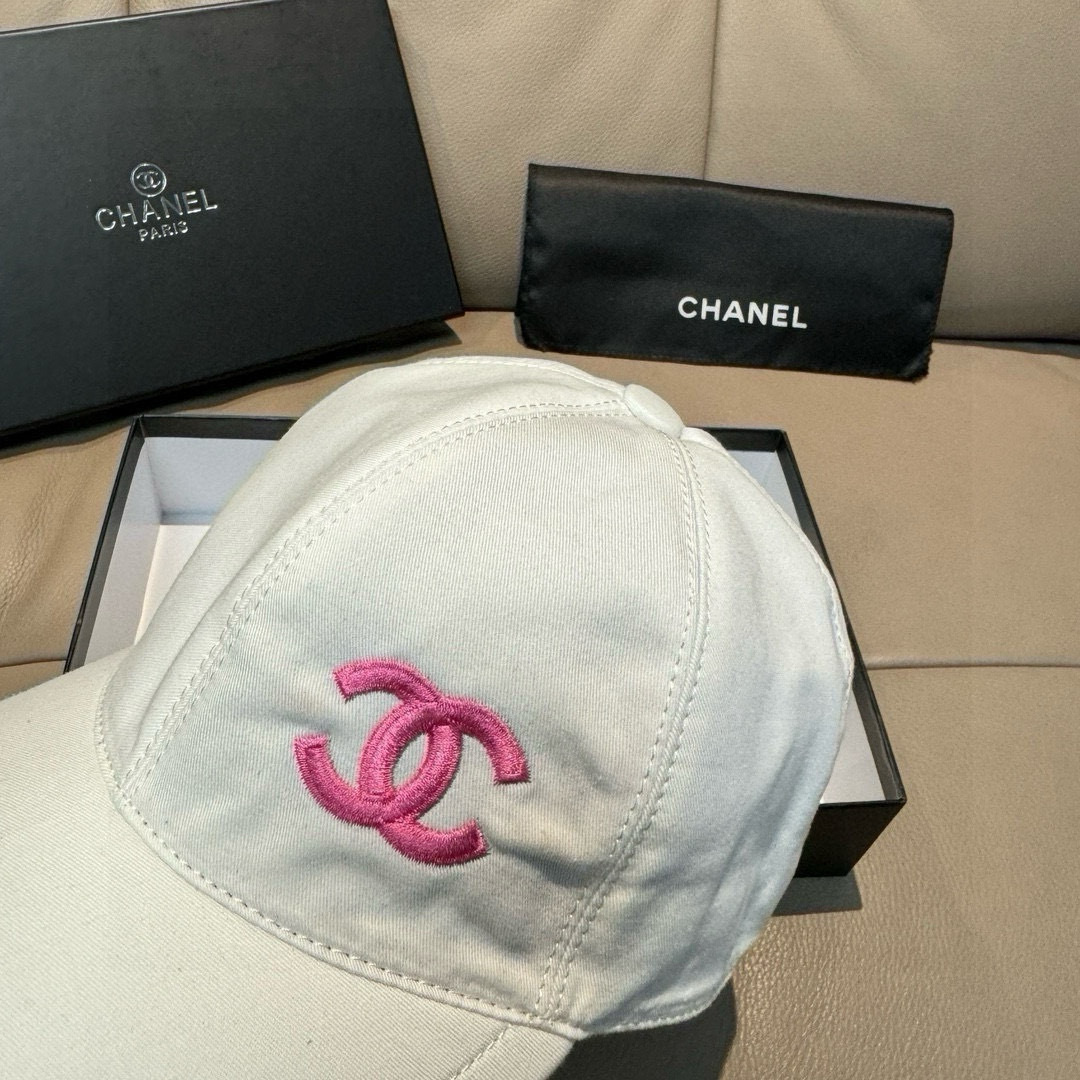 
配盒子布袋，Chanel（香奈儿）专柜新款原单棒球帽，11开模订制，立体刺绣，精致无暇！100%纯棉面