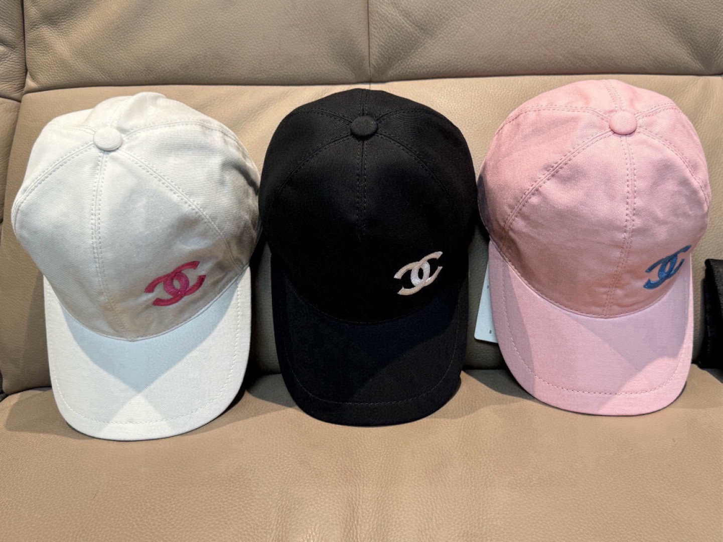 
配盒子布袋，Chanel（香奈儿）专柜新款原单棒球帽，11开模订制，立体刺绣，精致无暇！100%纯棉面