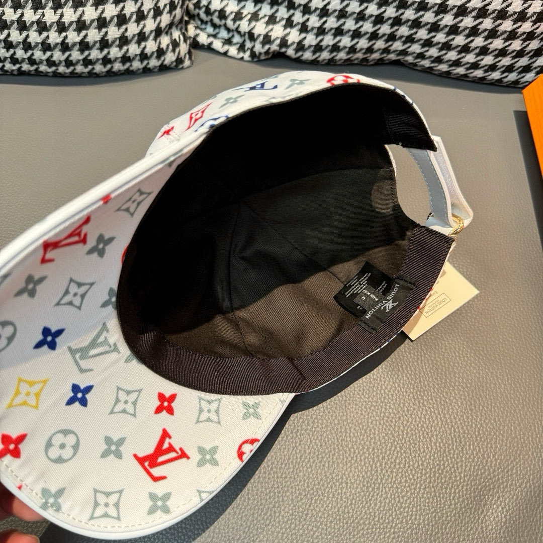 
新款出货！配盒子布袋，LV路易威登新款原单棒球帽， 七彩印花，专柜11开模订制，原版帆布料+头层牛皮，
