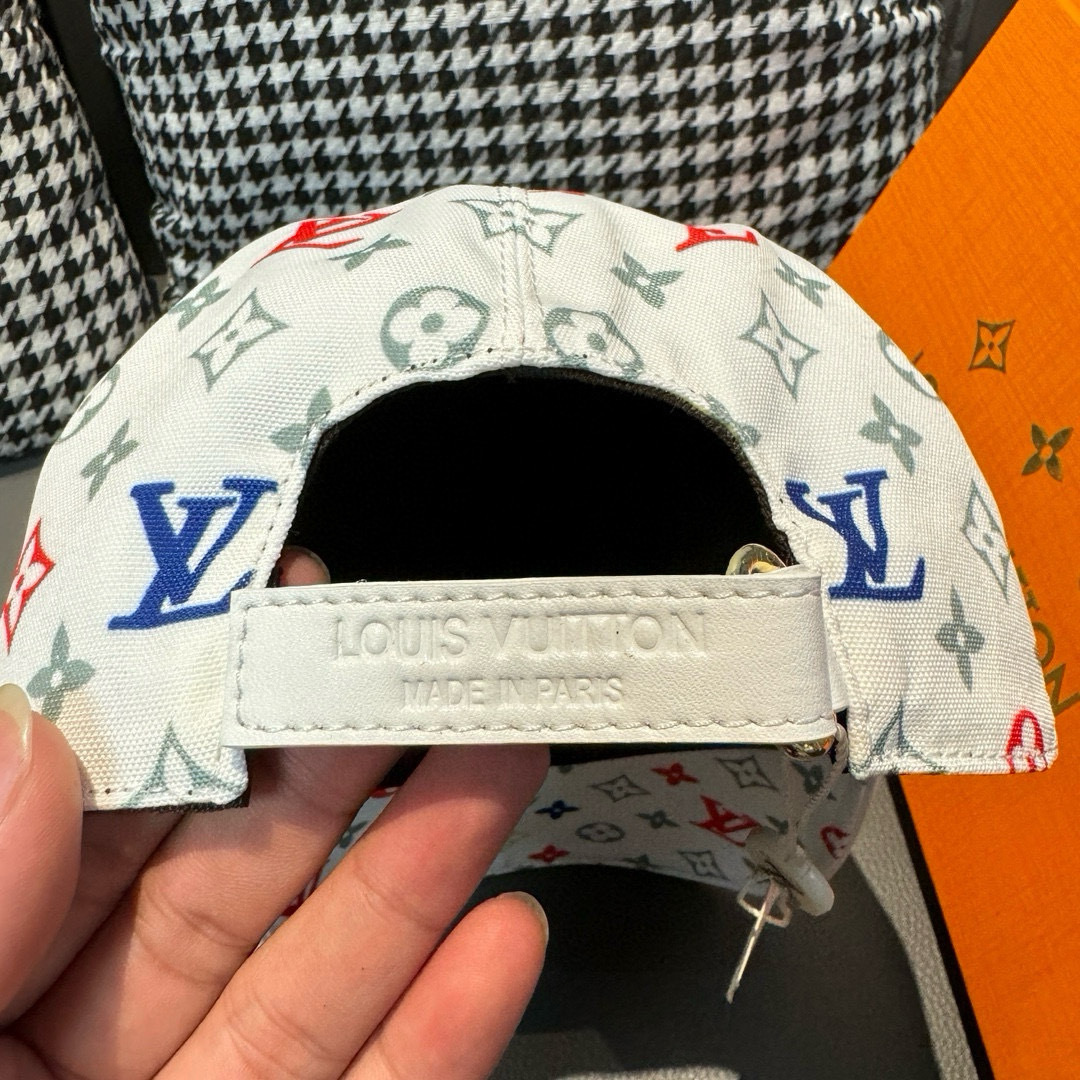 
新款出货！配盒子布袋，LV路易威登新款原单棒球帽， 七彩印花，专柜11开模订制，原版帆布料+头层牛皮，