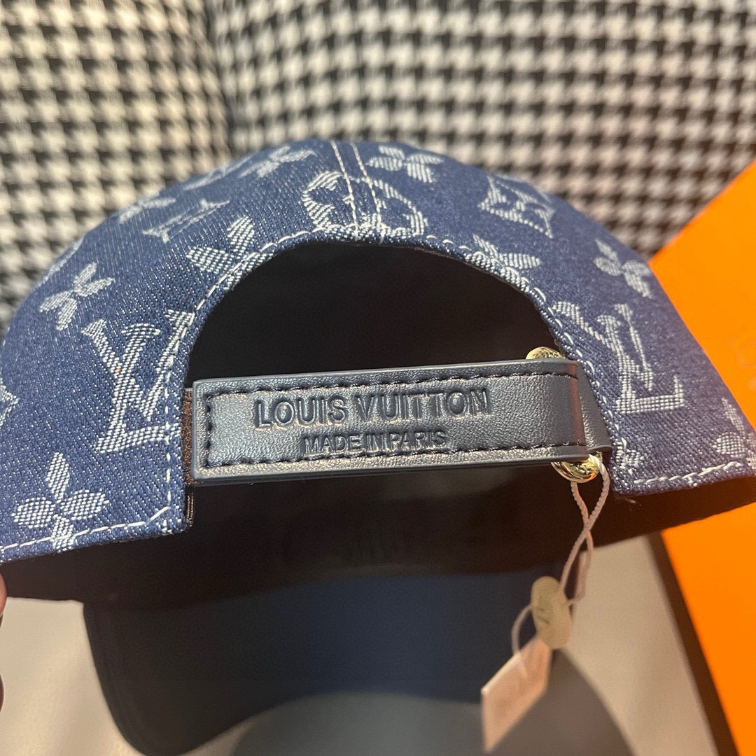
配盒子布袋，LV(路易威登)新款原单棒球帽，牛皮压花，11开模订制，原版牛仔布料，做工细致完美，质量超