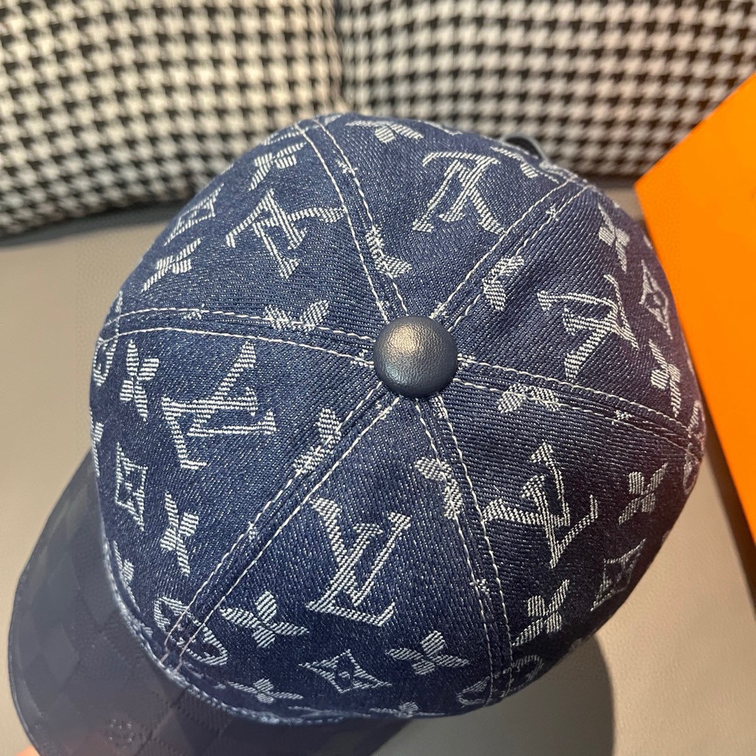 
配盒子布袋，LV(路易威登)新款原单棒球帽，牛皮压花，11开模订制，原版牛仔布料，做工细致完美，质量超