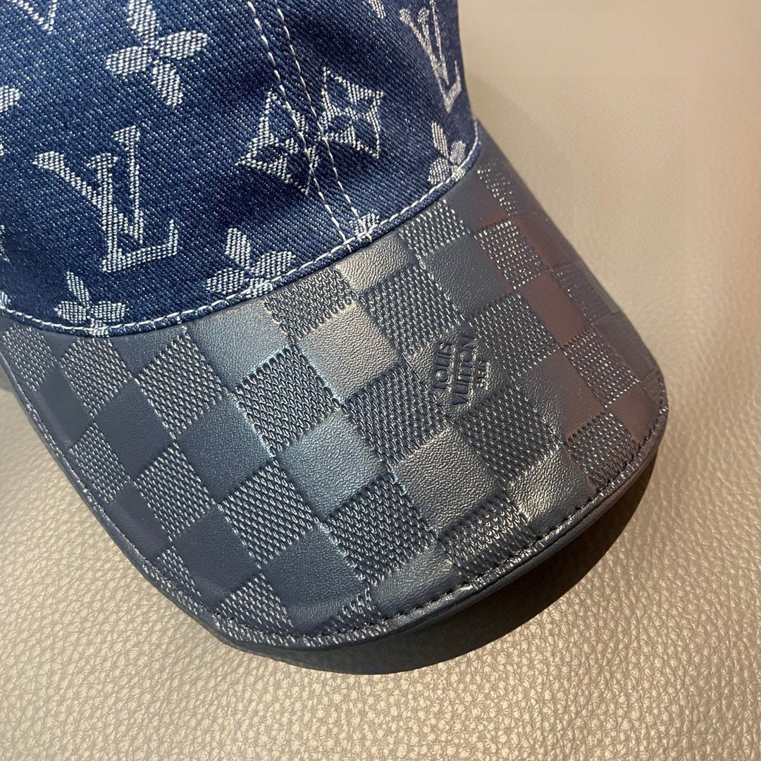 
配盒子布袋，LV(路易威登)新款原单棒球帽，牛皮压花，11开模订制，原版牛仔布料，做工细致完美，质量超