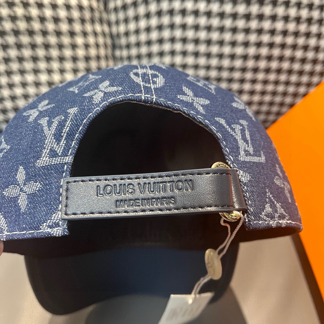 
配盒子布袋，LV(路易威登)新款原单棒球帽，牛皮压花，11开模订制，原版牛仔布料，做工细致完美，质量超