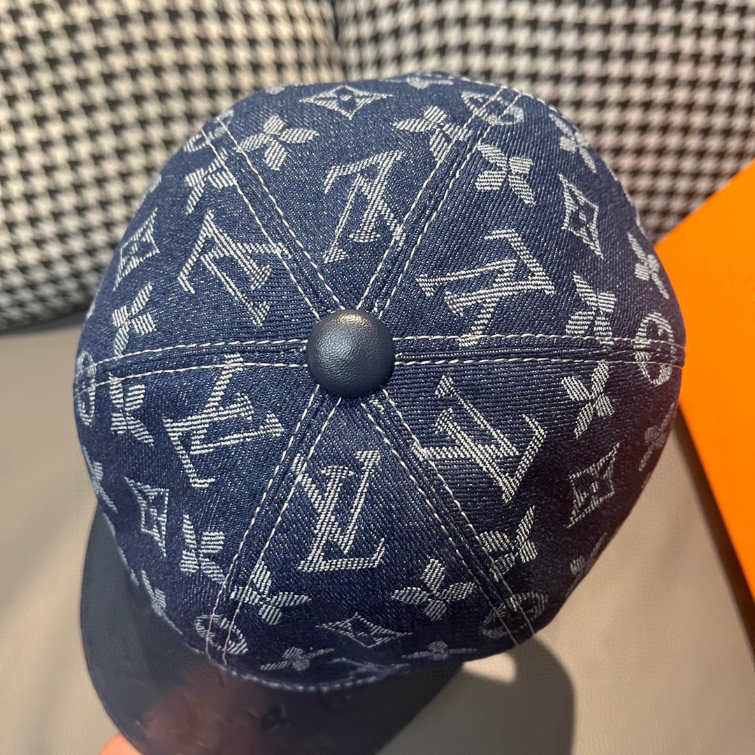 
配盒子布袋，LV(路易威登)新款原单棒球帽，牛皮压花，11开模订制，原版牛仔布料，做工细致完美，质量超