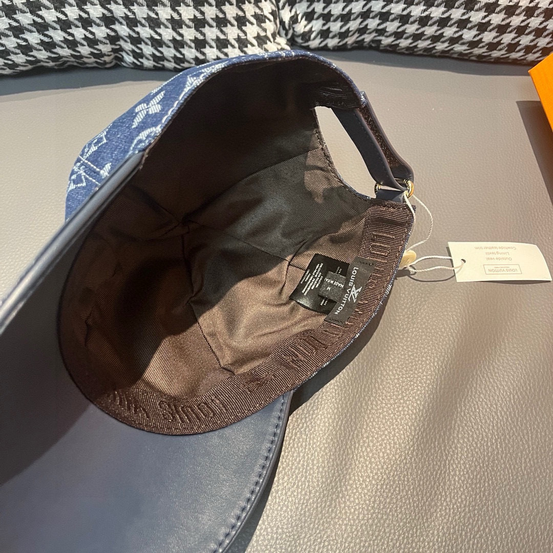 
配盒子布袋，LV(路易威登)新款原单棒球帽，牛皮压花，11开模订制，原版牛仔布料，做工细致完美，质量超