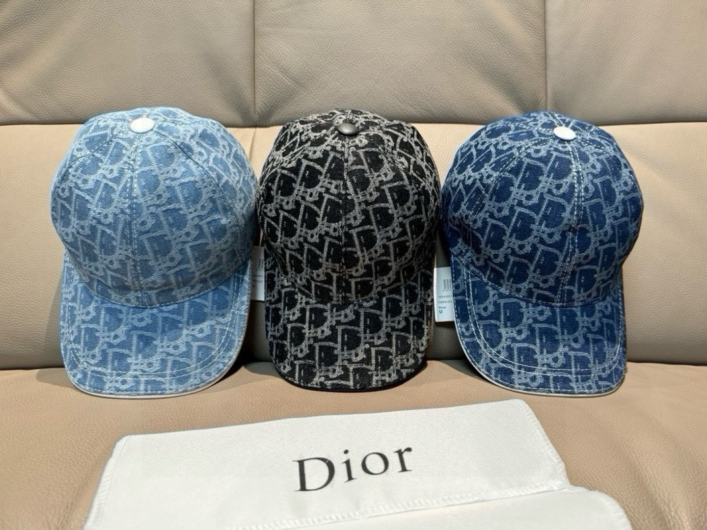 
配盒子布袋，Dior(迪奥)新款原单棒球帽， Dior老花，复古韵味十足，专柜断货热门，11开模订制，