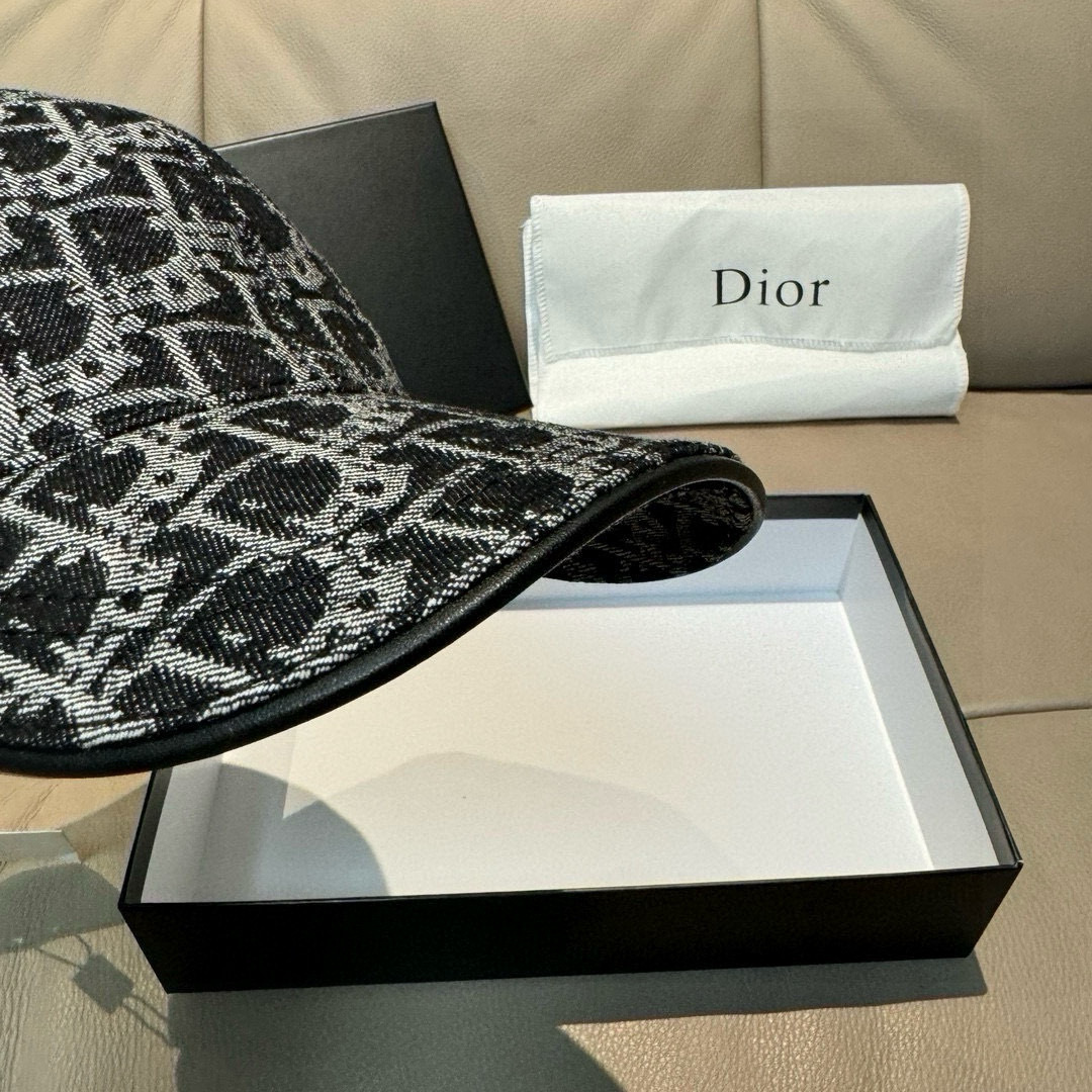 
配盒子布袋，Dior(迪奥)新款原单棒球帽， Dior老花，复古韵味十足，专柜断货热门，11开模订制，
