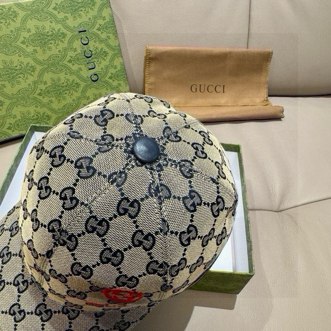 
万年经典款出货！
配盒子布袋，Gucci(古奇)经典原单棒球帽😍😍gucci小刺绣，专柜11开模订制，