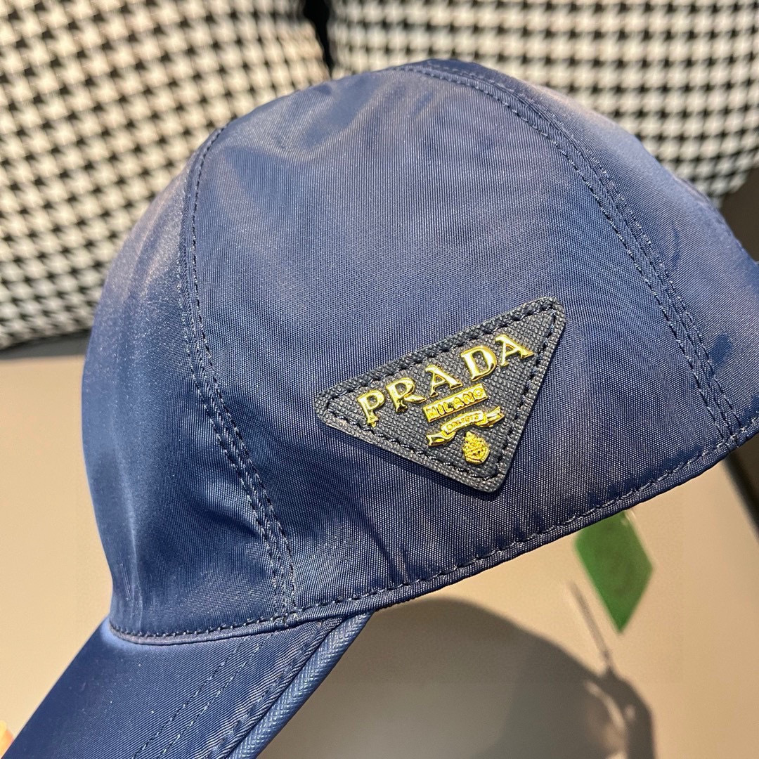 
倒三角闪亮出货，现货足！
配盒子布袋，Prada(普拉达)经典原单棒球帽， 经典倒三角金属logo，专