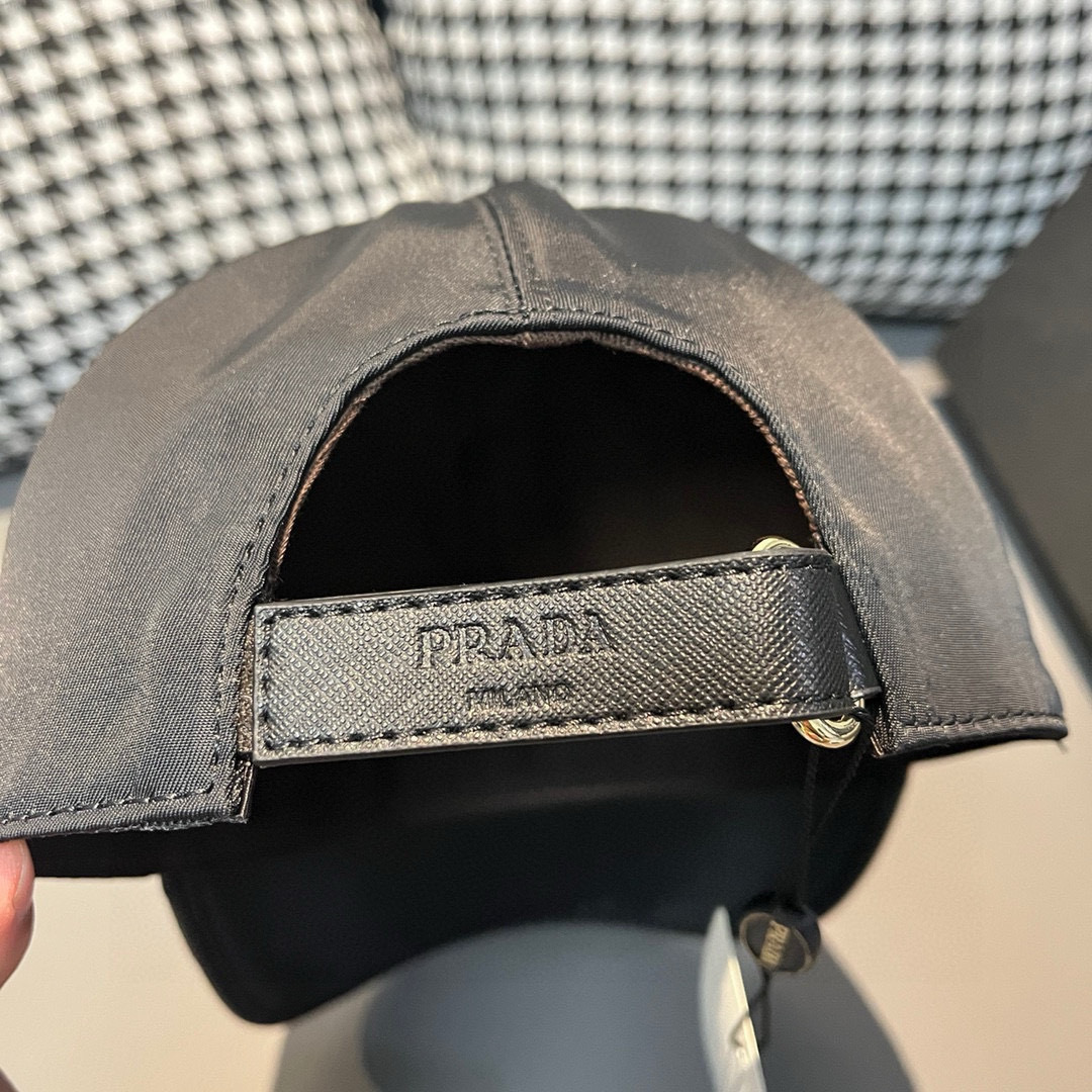 
倒三角闪亮出货，现货足！
配盒子布袋，Prada(普拉达)经典原单棒球帽， 经典倒三角金属logo，专