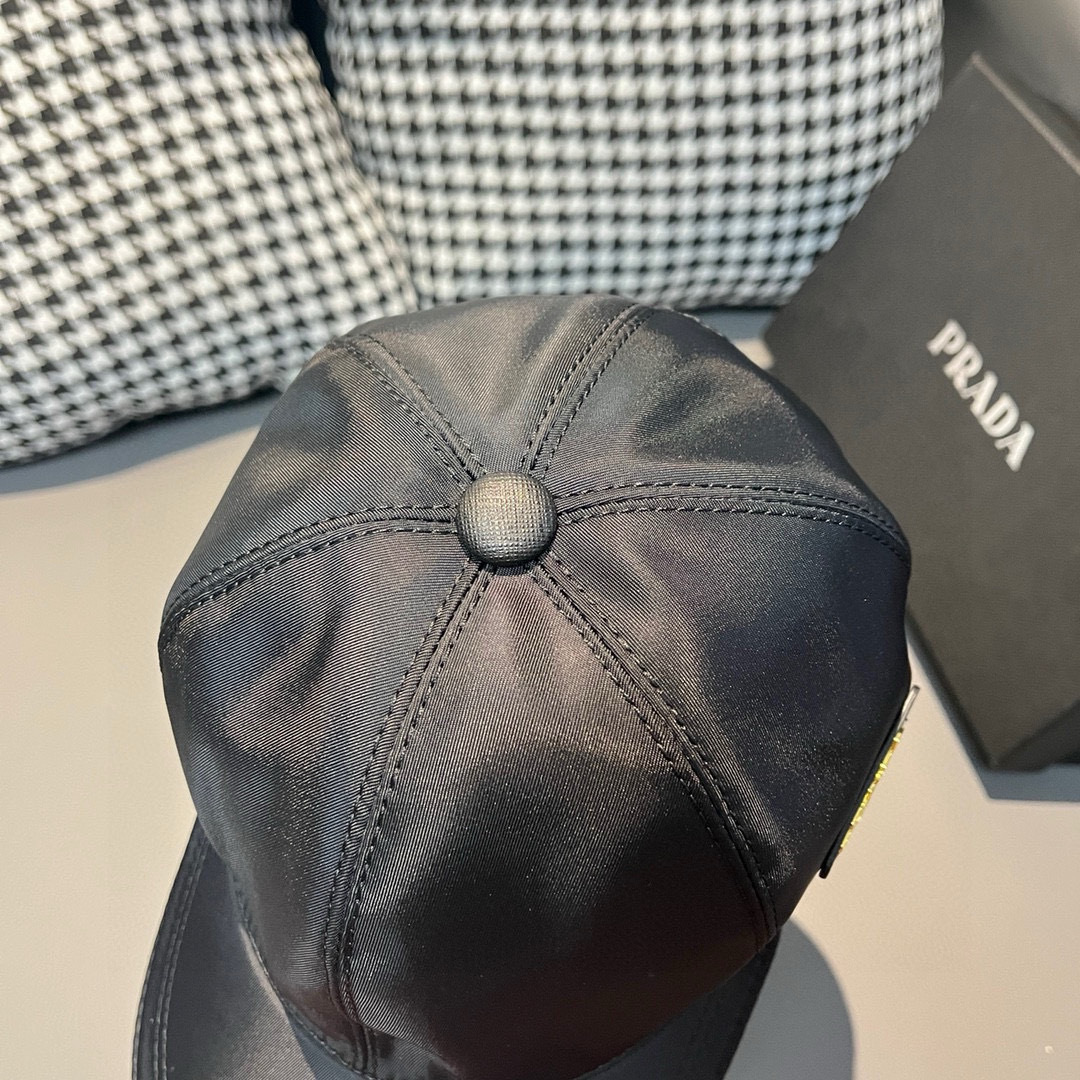 
倒三角闪亮出货，现货足！
配盒子布袋，Prada(普拉达)经典原单棒球帽， 经典倒三角金属logo，专