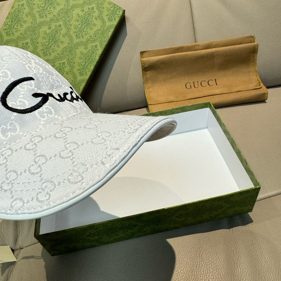 
配盒子布袋，Gucci(古奇)新款原单棒球帽， 艺术字刺绣，11开模订制，重工刺绣，细节可媲美专柜，原