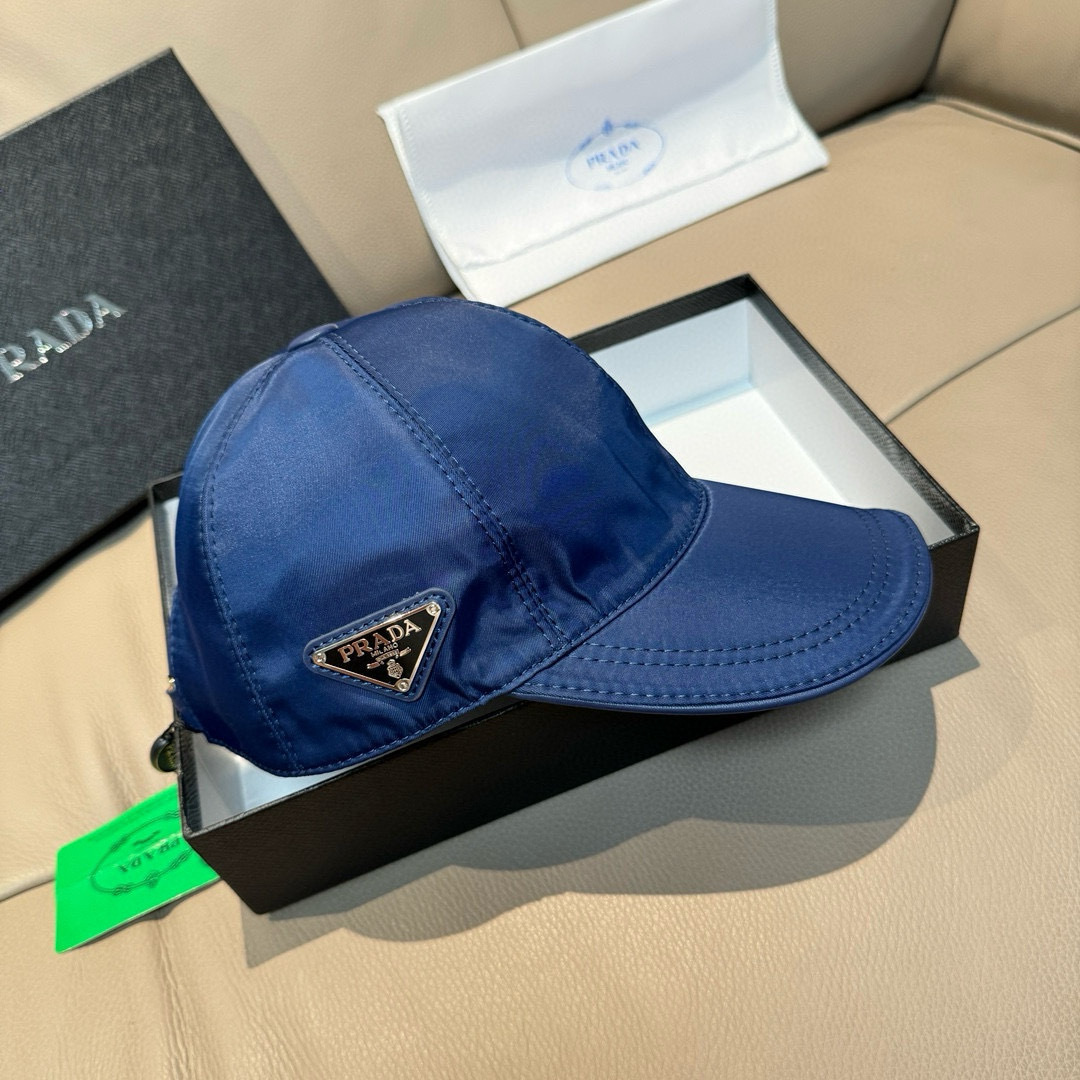 
火爆倒三角四色出货！
配盒子布袋，Prada(普拉达)经典原单棒球帽， 经典倒三角金属logo，专柜1