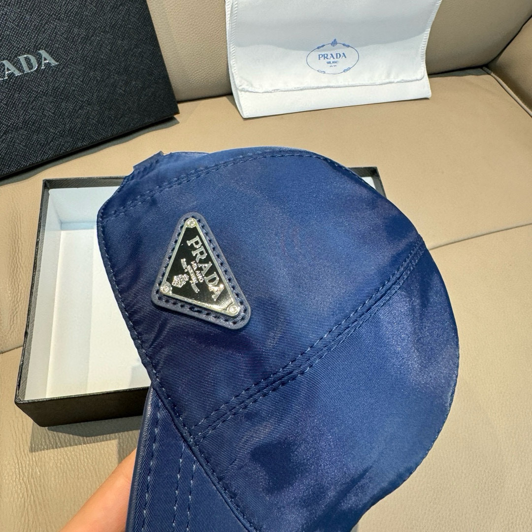 
火爆倒三角四色出货！
配盒子布袋，Prada(普拉达)经典原单棒球帽， 经典倒三角金属logo，专柜1