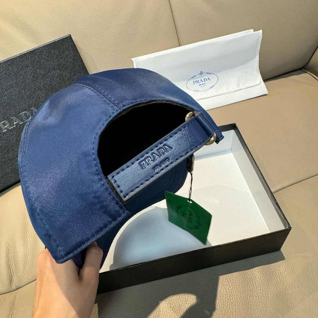 
火爆倒三角四色出货！
配盒子布袋，Prada(普拉达)经典原单棒球帽， 经典倒三角金属logo，专柜1