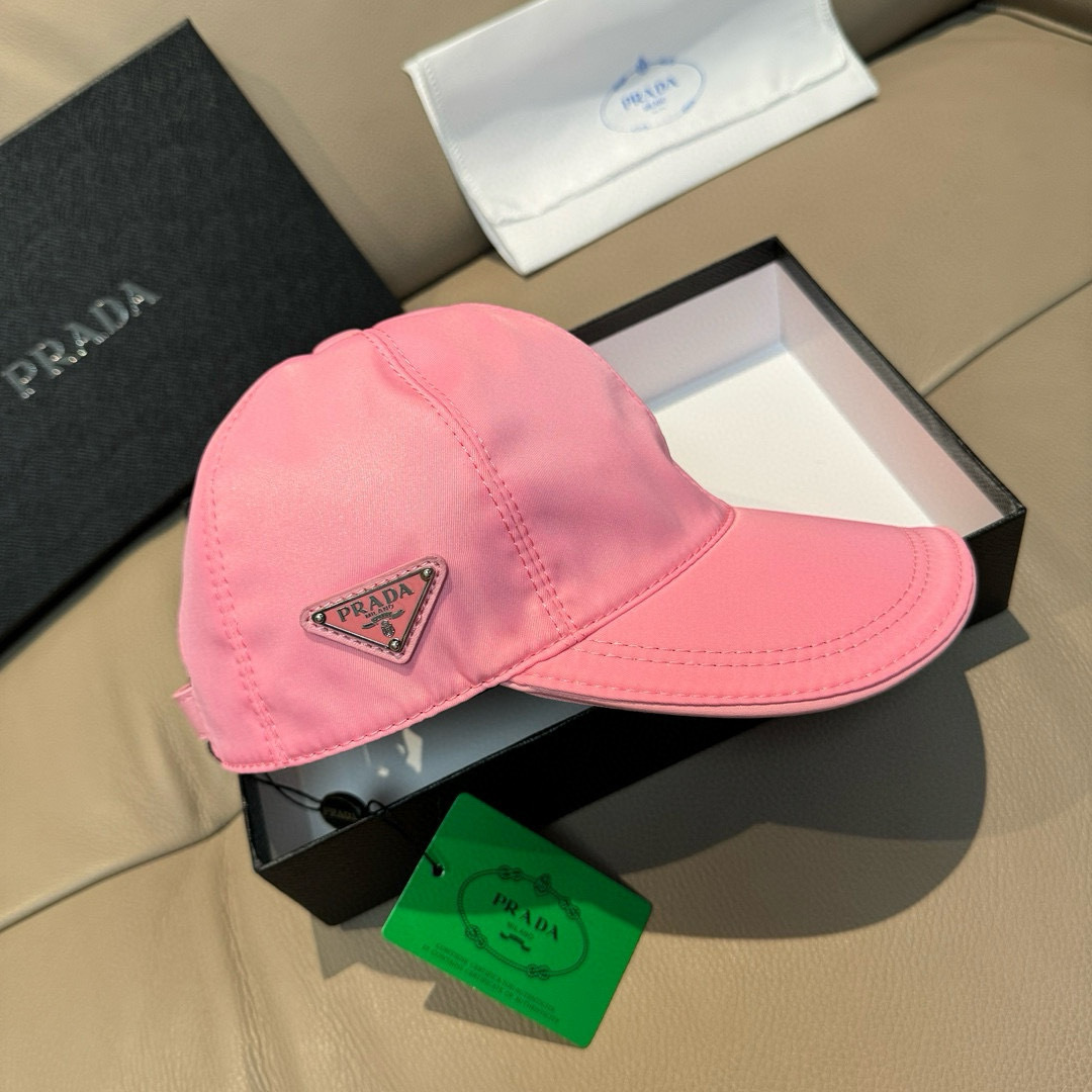 
火爆倒三角四色出货！
配盒子布袋，Prada(普拉达)经典原单棒球帽， 经典倒三角金属logo，专柜1