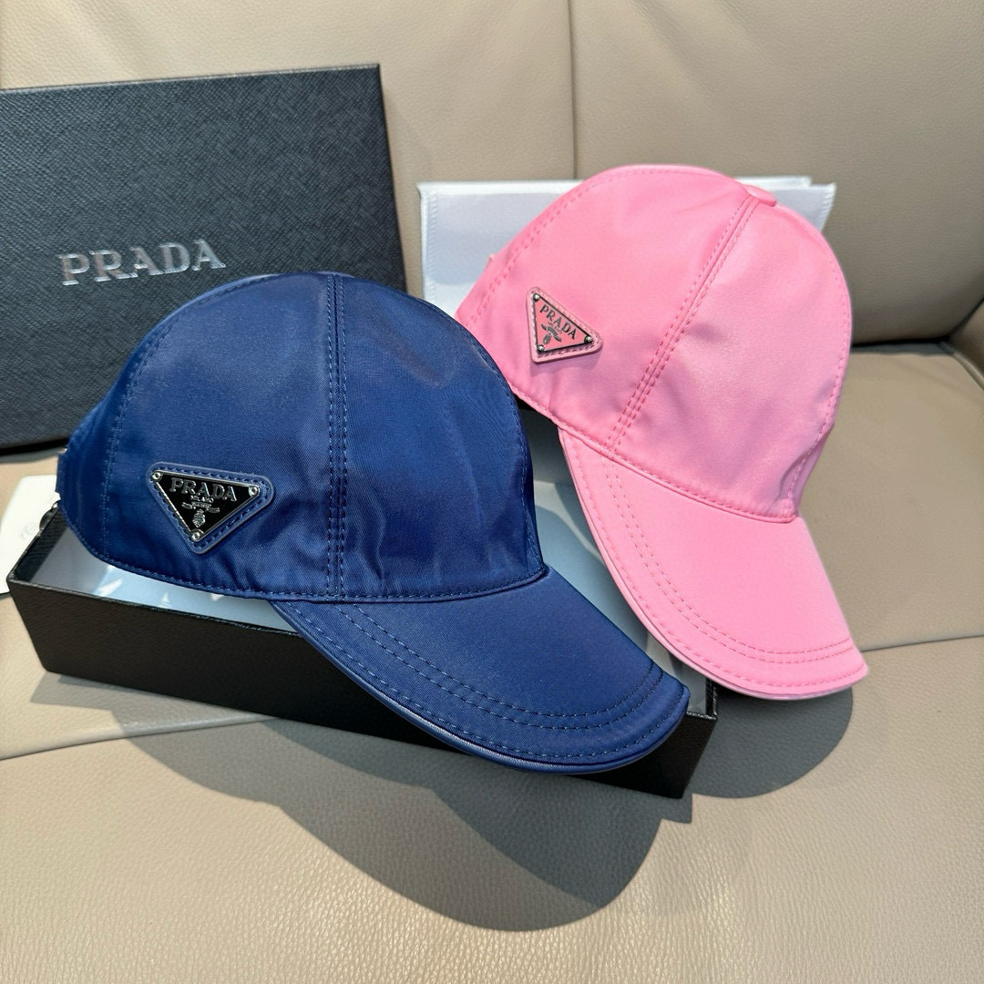 
火爆倒三角四色出货！
配盒子布袋，Prada(普拉达)经典原单棒球帽， 经典倒三角金属logo，专柜1