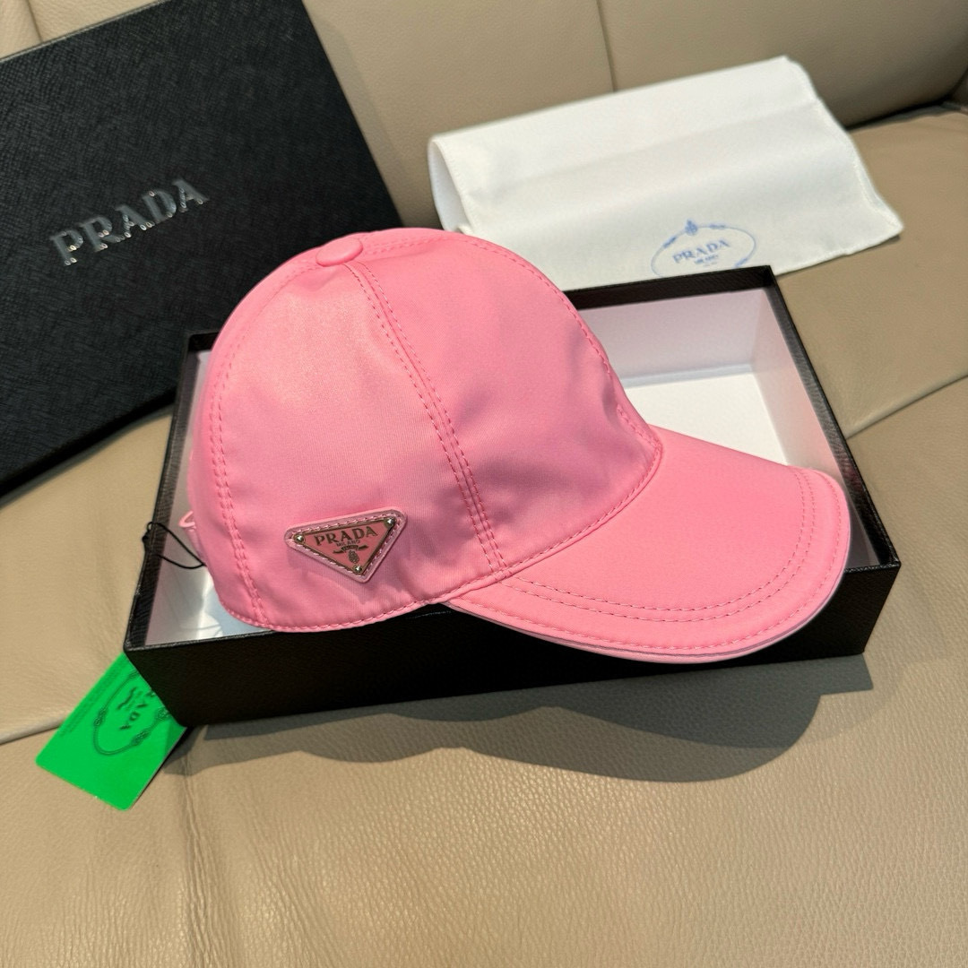 
火爆倒三角四色出货！
配盒子布袋，Prada(普拉达)经典原单棒球帽， 经典倒三角金属logo，专柜1