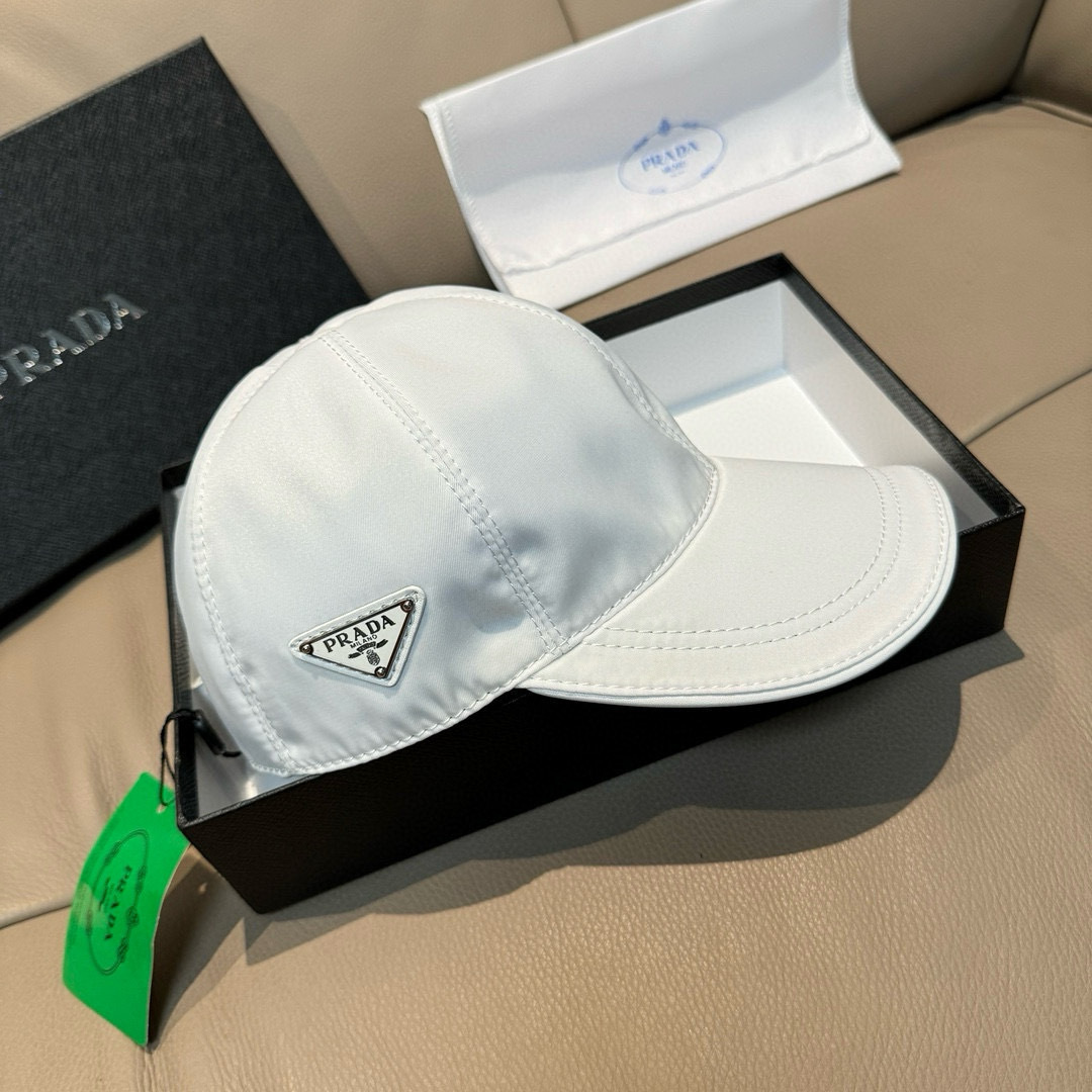 
火爆倒三角四色出货！
配盒子布袋，Prada(普拉达)经典原单棒球帽， 经典倒三角金属logo，专柜1