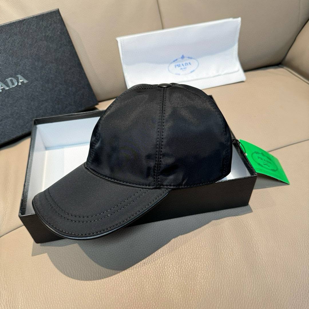 
火爆倒三角四色出货！
配盒子布袋，Prada(普拉达)经典原单棒球帽， 经典倒三角金属logo，专柜1