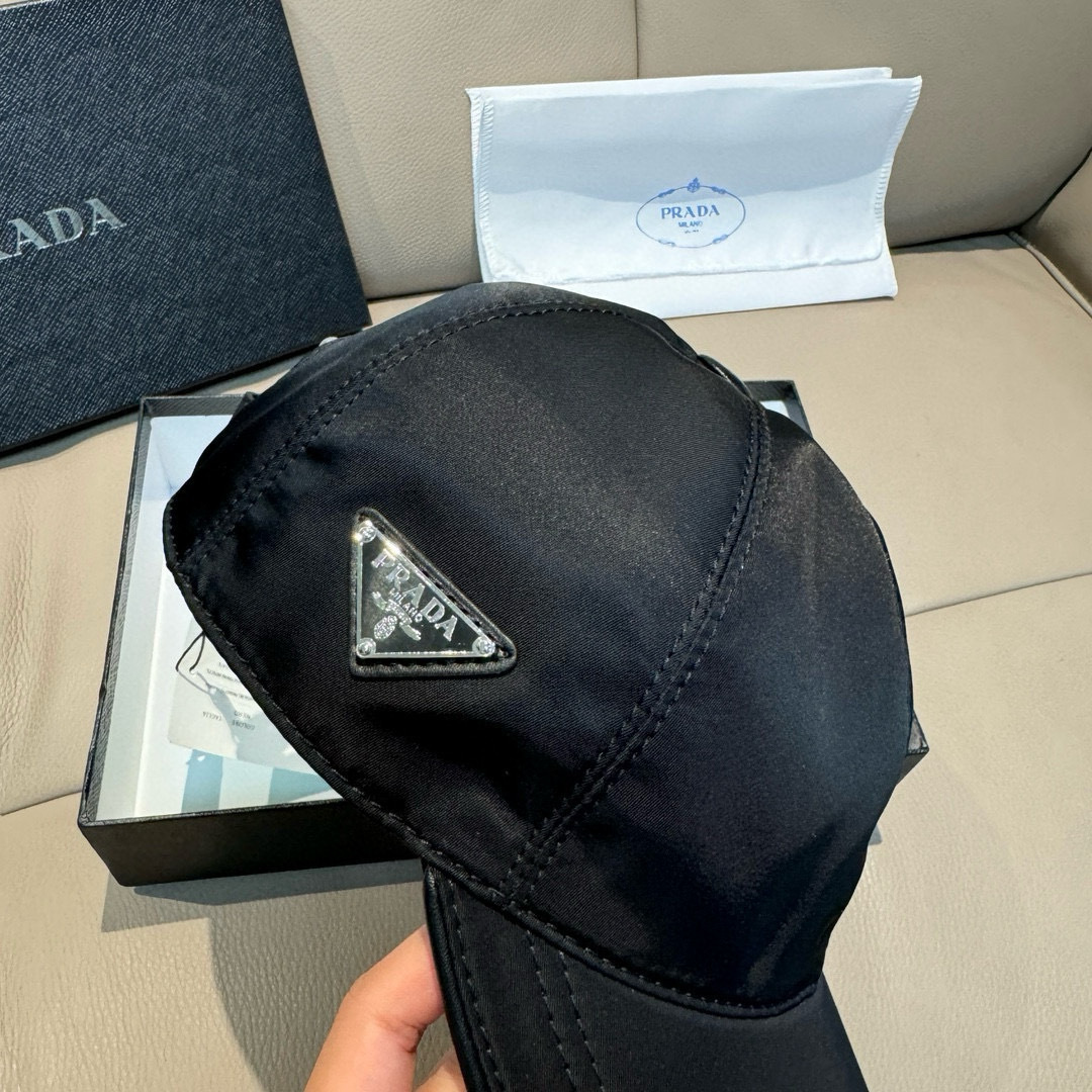 
火爆倒三角四色出货！
配盒子布袋，Prada(普拉达)经典原单棒球帽， 经典倒三角金属logo，专柜1