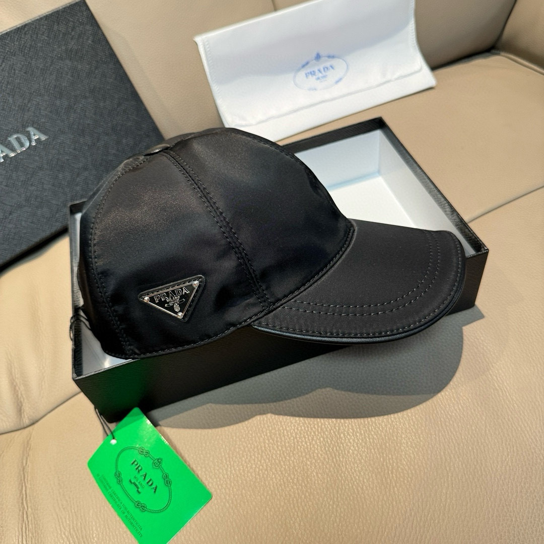 
火爆倒三角四色出货！
配盒子布袋，Prada(普拉达)经典原单棒球帽， 经典倒三角金属logo，专柜1