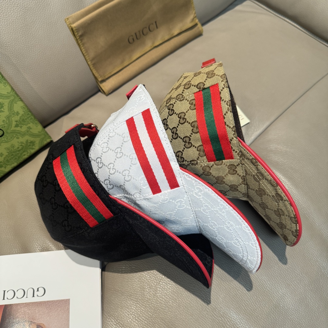 
配盒子布袋，Gucci(古奇)新款原单棒球帽， 三色织带，11开模订制，原版帆布料+头层牛皮，红色皮边