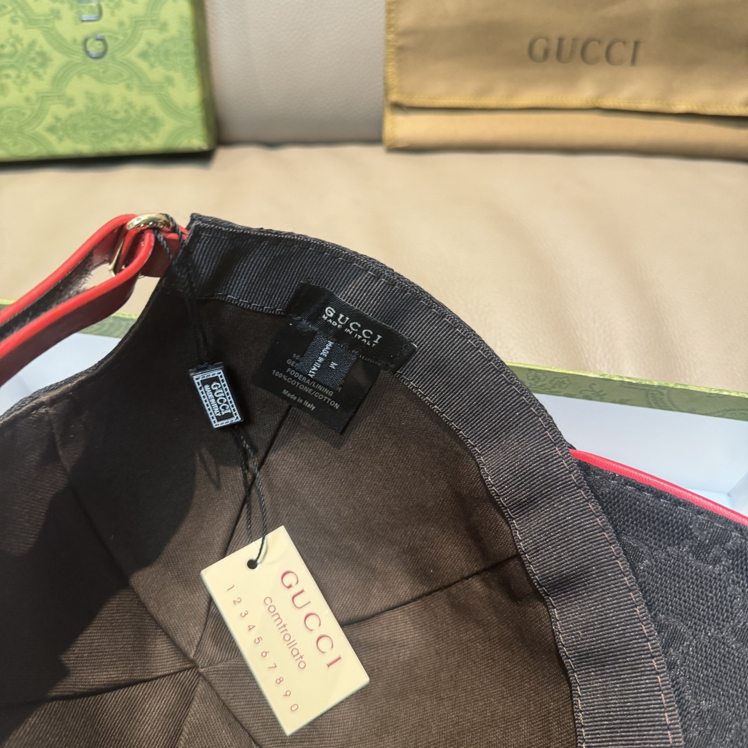 
配盒子布袋，Gucci(古奇)新款原单棒球帽， 三色织带，11开模订制，原版帆布料+头层牛皮，红色皮边