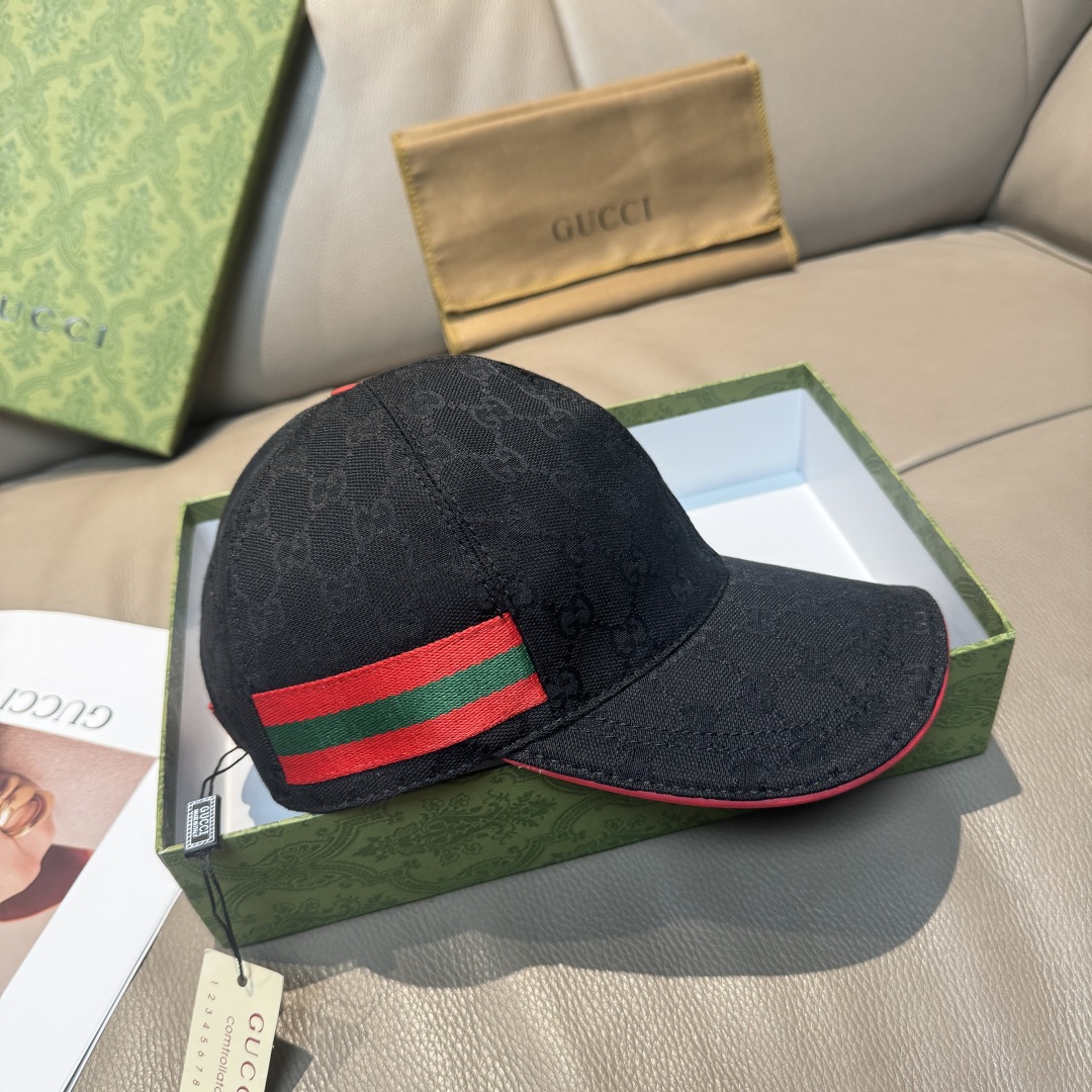 
配盒子布袋，Gucci(古奇)新款原单棒球帽， 三色织带，11开模订制，原版帆布料+头层牛皮，红色皮边