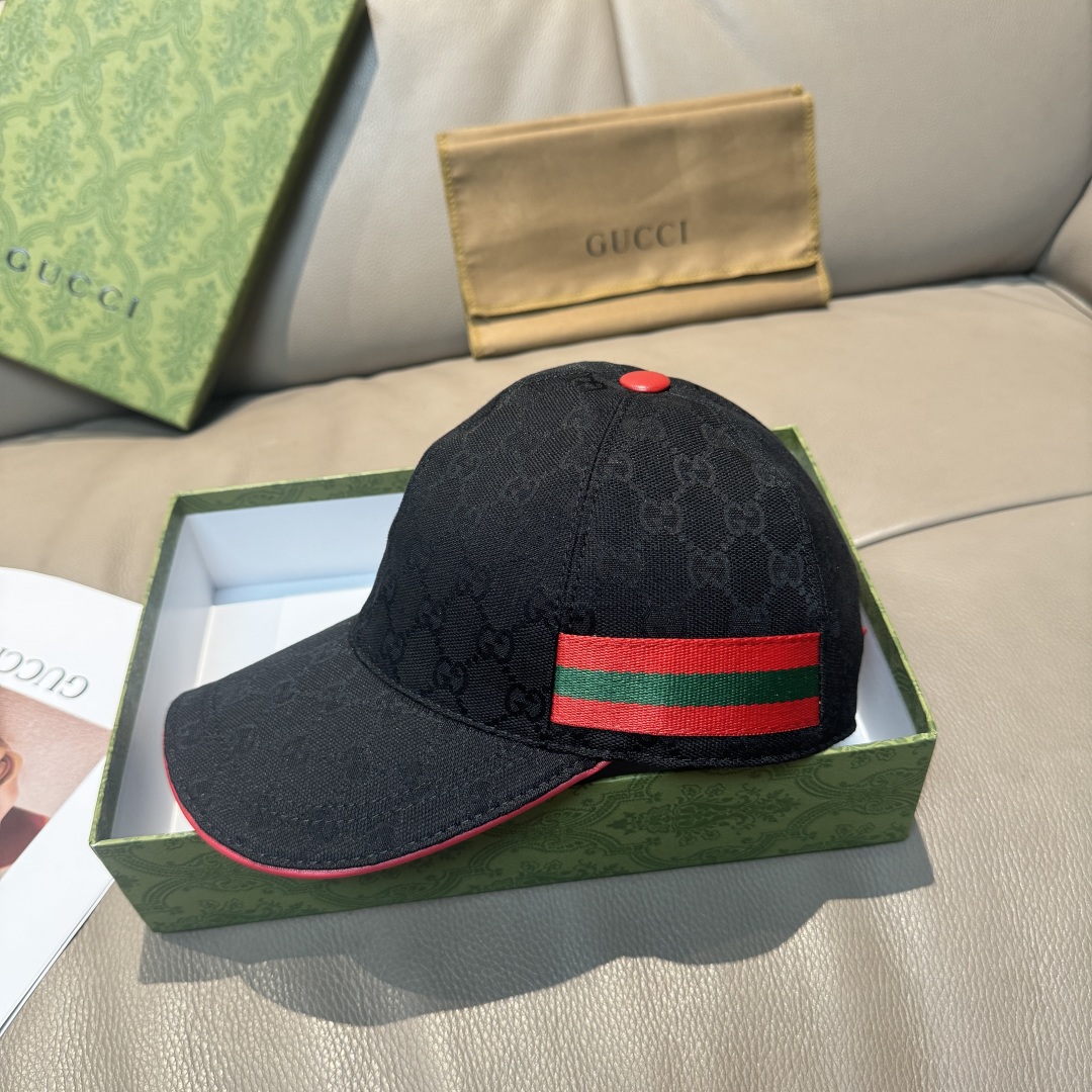
配盒子布袋，Gucci(古奇)新款原单棒球帽， 三色织带，11开模订制，原版帆布料+头层牛皮，红色皮边
