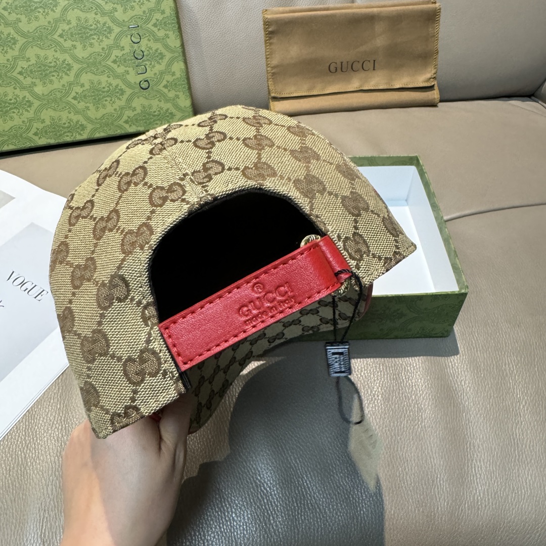 
配盒子布袋，Gucci(古奇)新款原单棒球帽， 三色织带，11开模订制，原版帆布料+头层牛皮，红色皮边