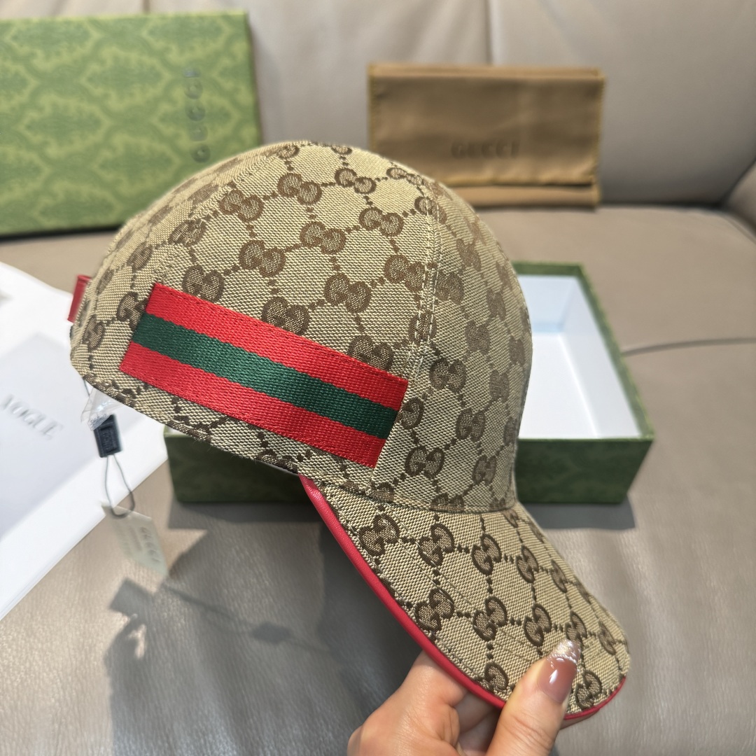 
配盒子布袋，Gucci(古奇)新款原单棒球帽， 三色织带，11开模订制，原版帆布料+头层牛皮，红色皮边