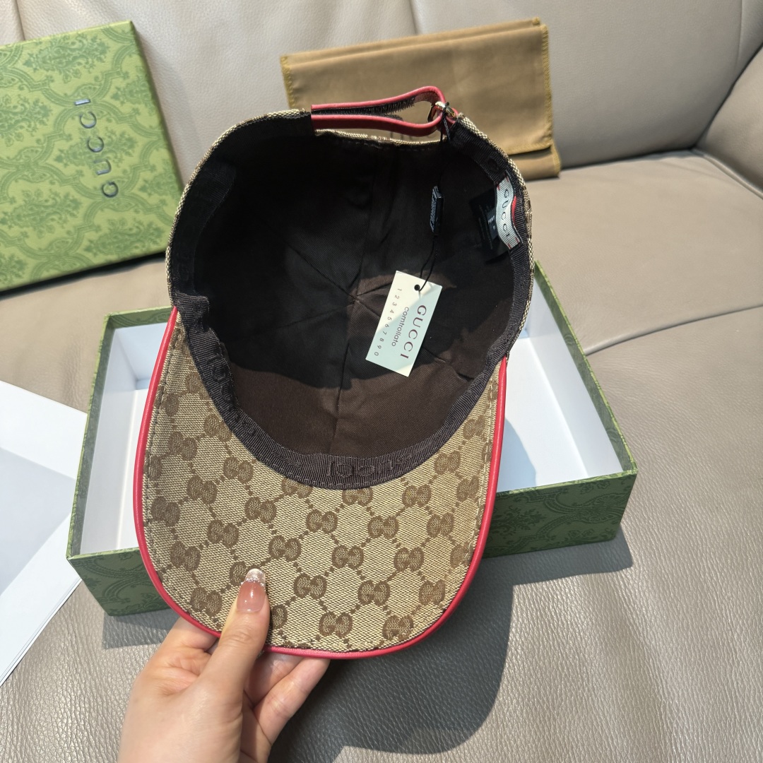
配盒子布袋，Gucci(古奇)新款原单棒球帽， 三色织带，11开模订制，原版帆布料+头层牛皮，红色皮边