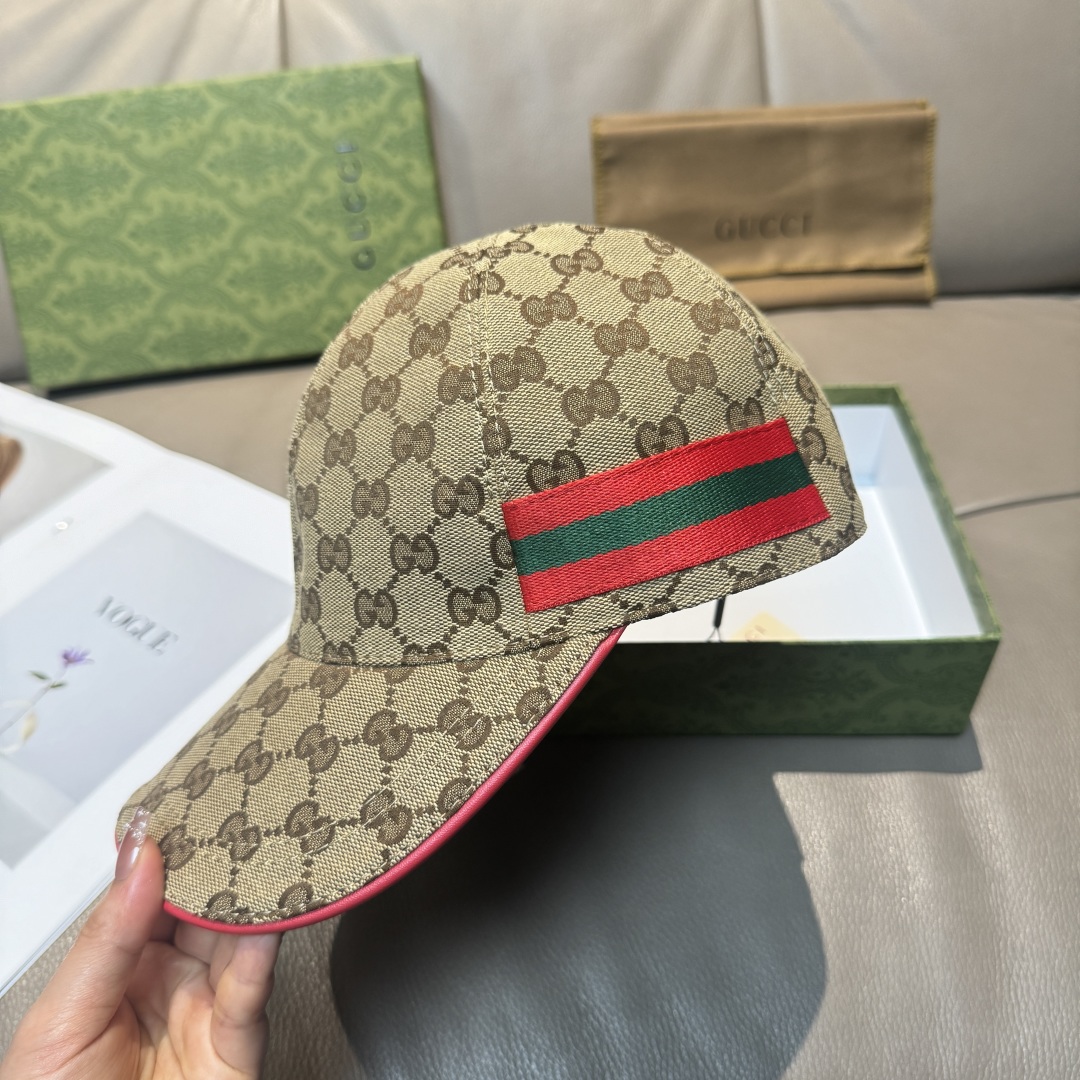 
配盒子布袋，Gucci(古奇)新款原单棒球帽， 三色织带，11开模订制，原版帆布料+头层牛皮，红色皮边