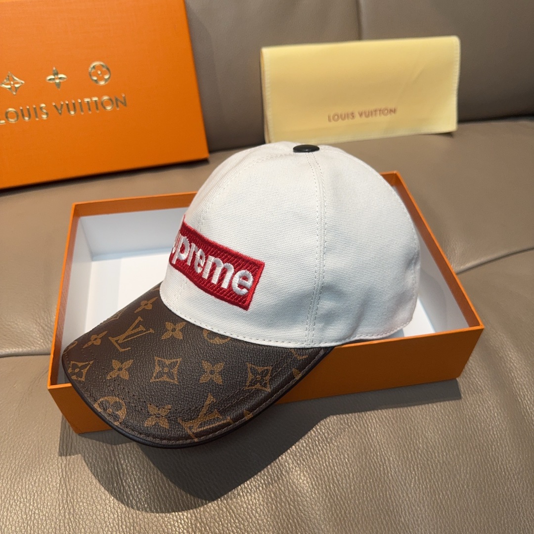 批100
配盒子布袋，LV(路易威登)新款原单棒球帽，老花拼接，1:1开模订制，原版帆布面料+专柜老花皮，重工刺绣，做工细致完美，质量超赞，基础头围56，贴片可调节。